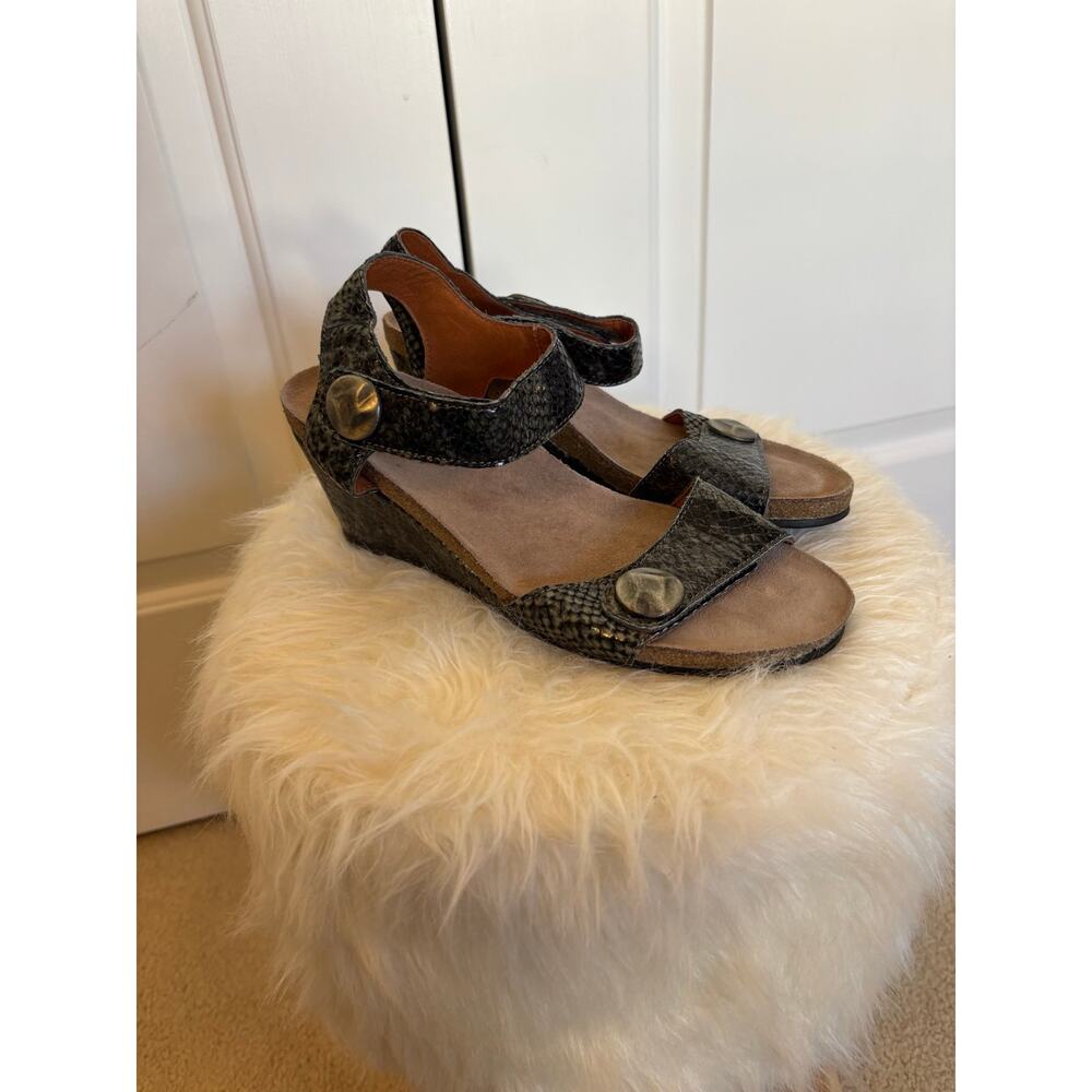 Taos Festival 4048 Snake Embossed Size 37 Wedge Ankle Strap Sandal Women Shoes
